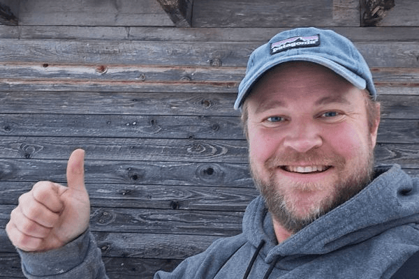 Niklas Virsen som har skapat gömslena gör tummen upp