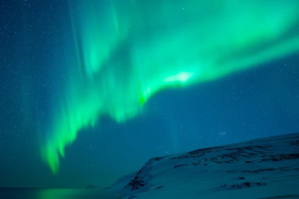Norrsken över Hornstrandirs snölandskap