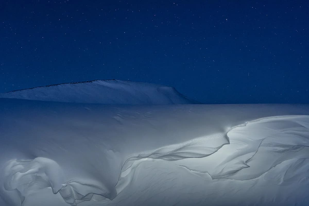 Stjärnklar natt över snöformationerna
