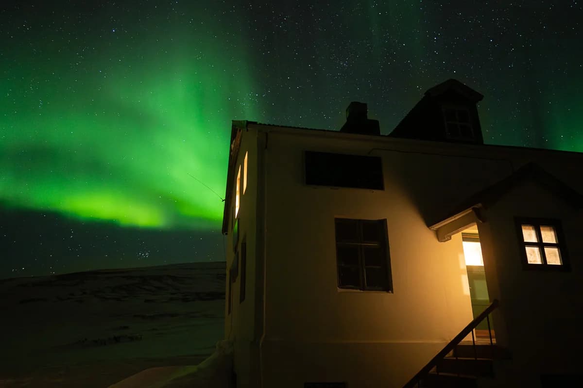 Stugan på Hornstrandir under norrskenet