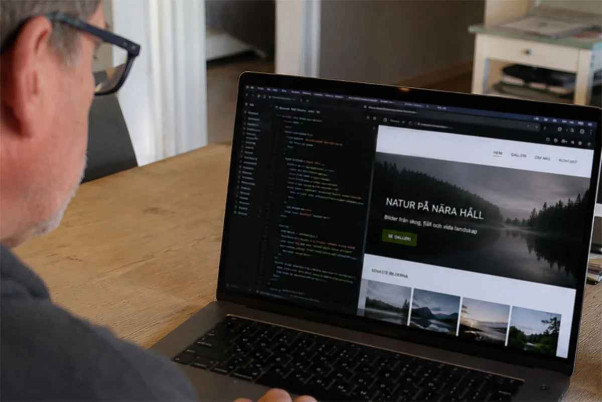 Person som arbetar med en hemsida på en laptop