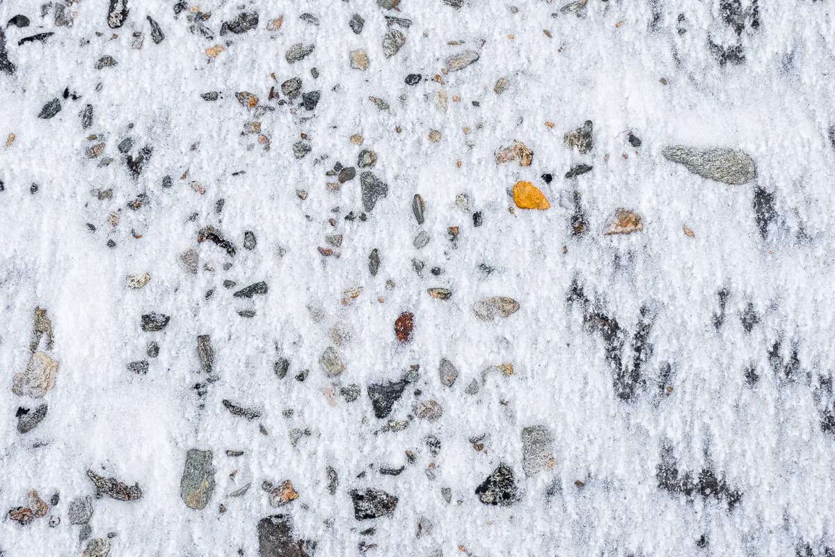 Lav och sten som sticker upp ur snön