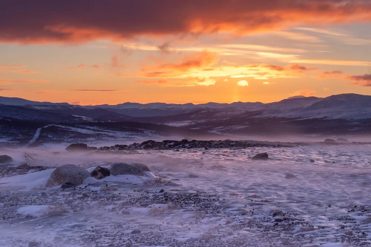 Solnedgång över Dovrefjell med vinterdimma
