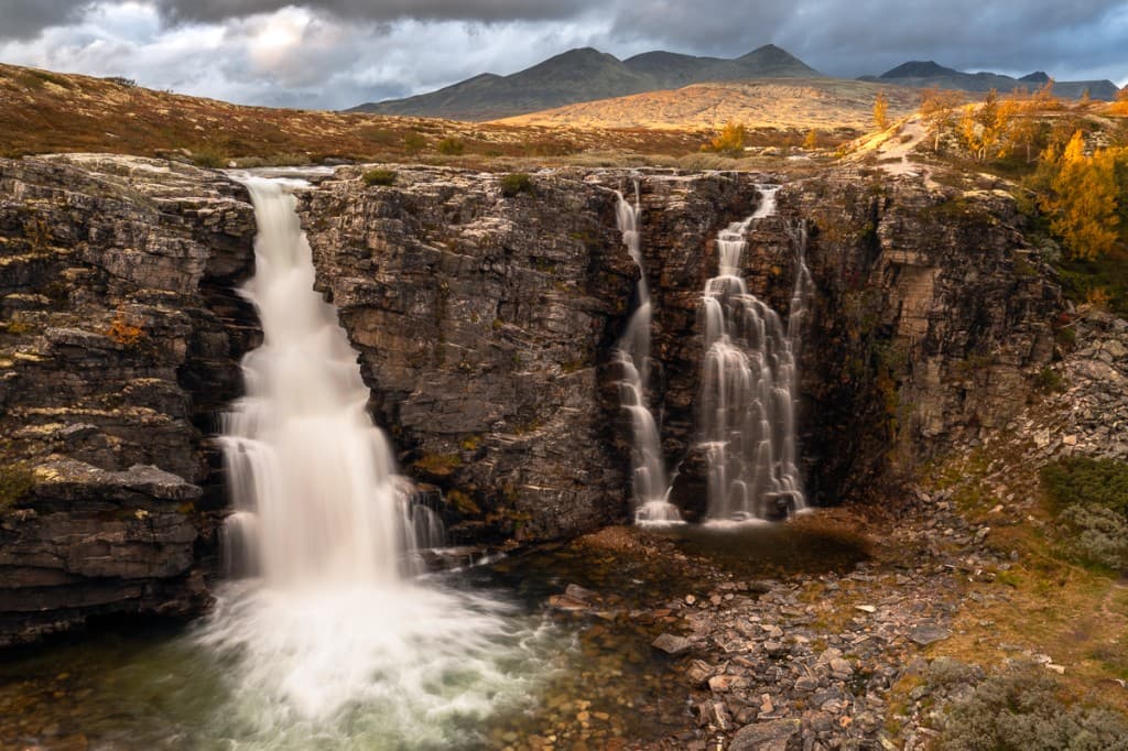Storslaget dubbelvattenfall i klipplandskap — Rondane nationalpark