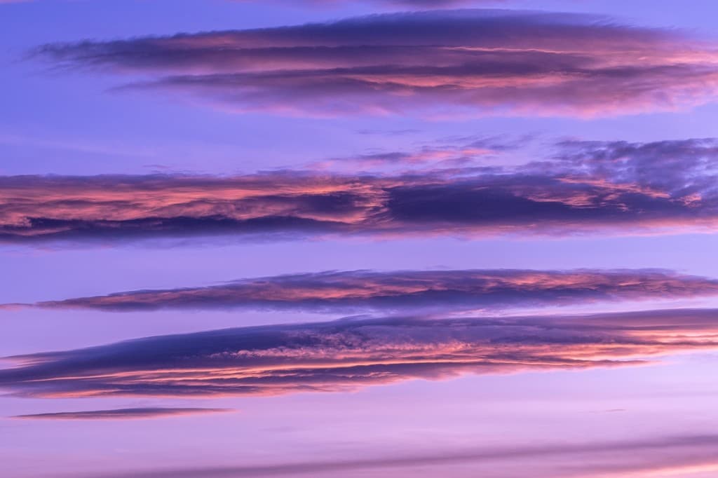 Lenticularis-moln i lila och rosa toner vid solnedgång — Rondane nationalpark