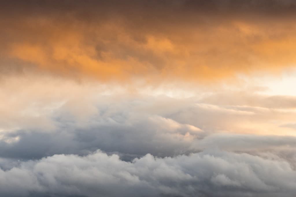 Dramatiska molnlager i orange och grå toner — Rondane nationalpark