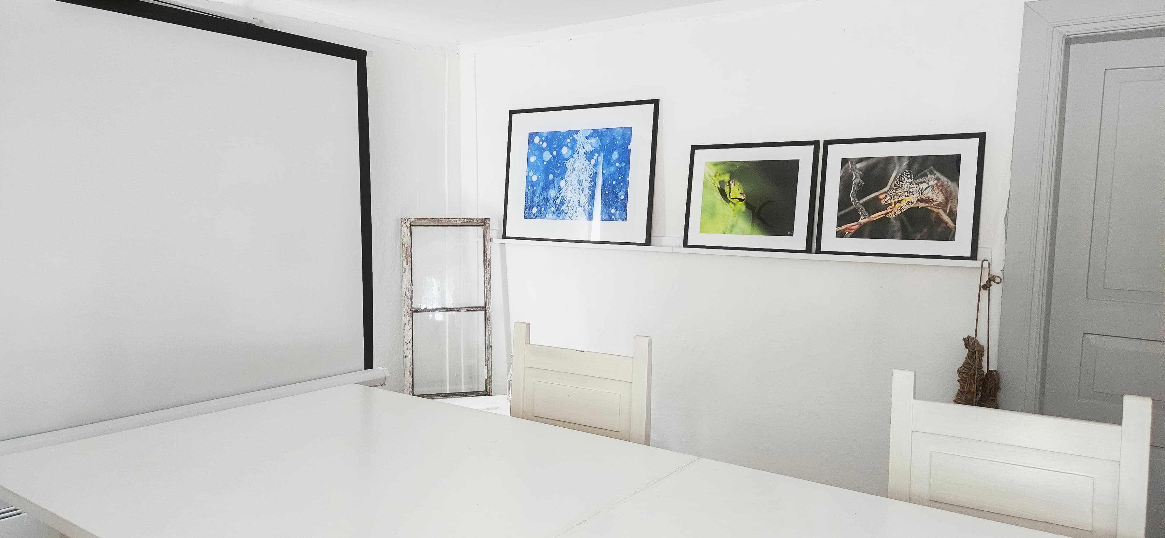 Projektorduk och fotografier i kurslokalen på Fröstad kursgård