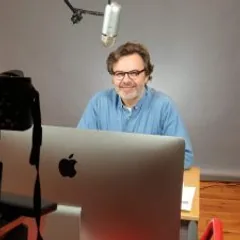 Christer Isehag vid sin redigeringsdator
